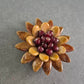 Handgefertigte Vintage-Brosche aus Naturmaterialien – Blumenmotiv