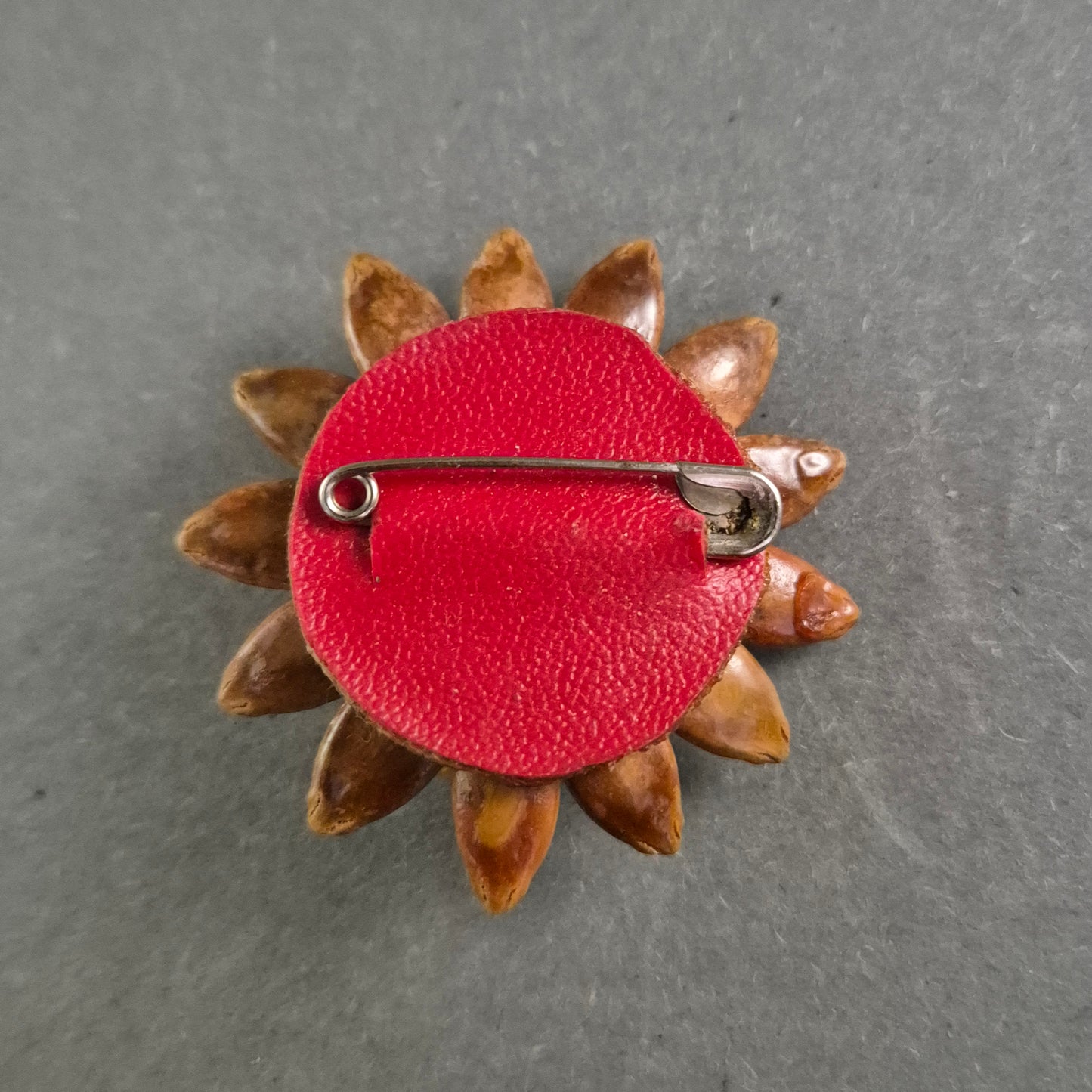 Handgefertigte Vintage-Brosche aus Naturmaterialien – Blumenmotiv