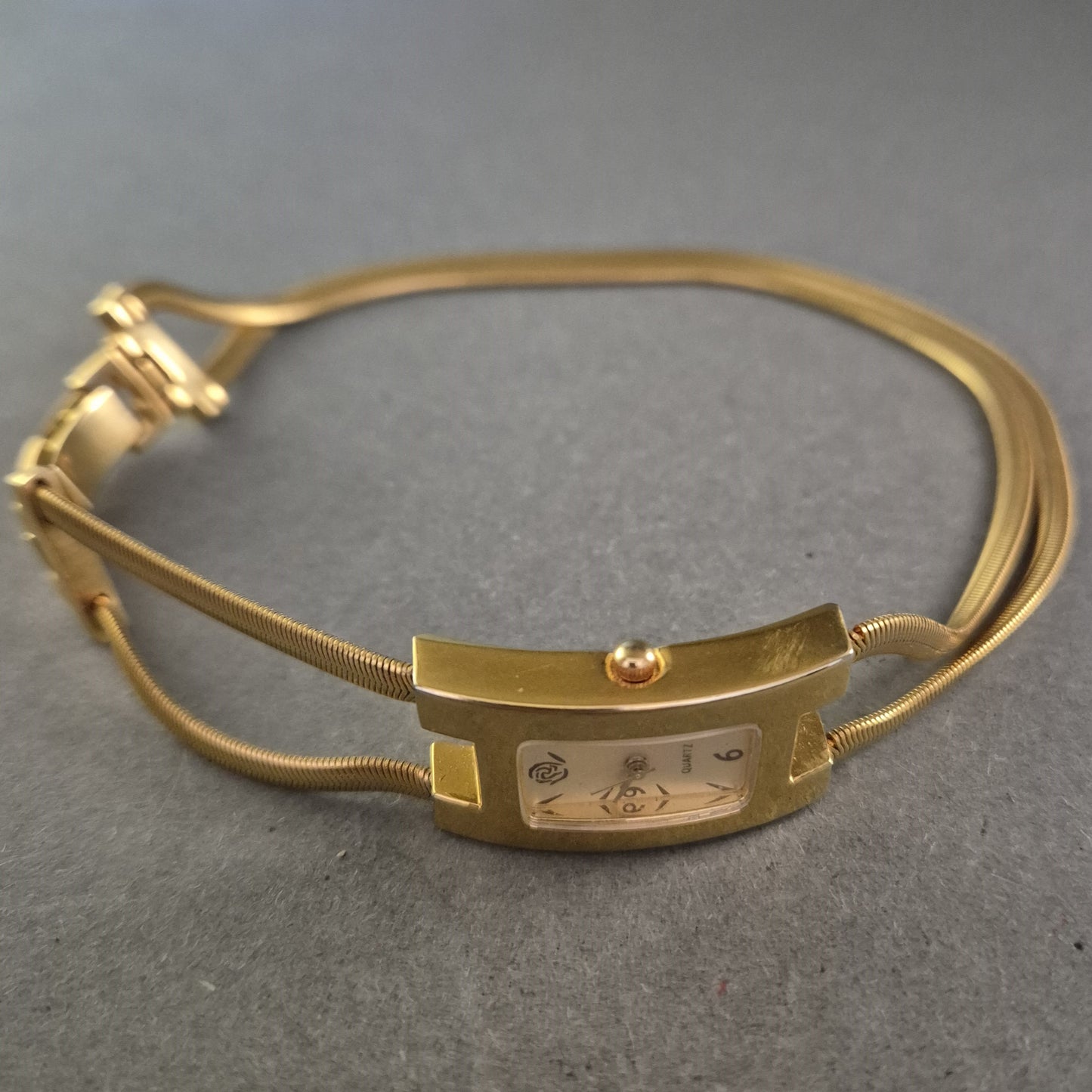 Elegante Damenarmband Uhr in Gold – Schlankes Design mit Quarzwerk