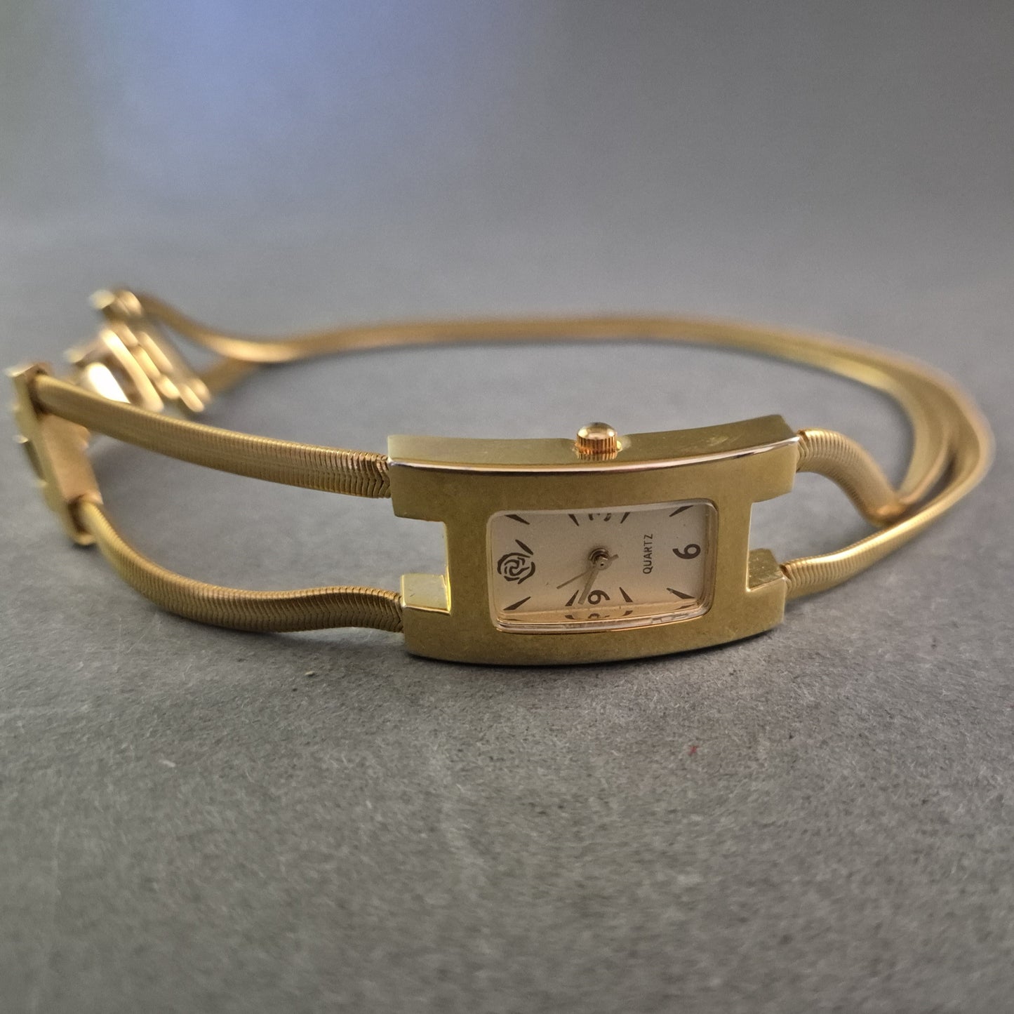 Elegante Damenarmband Uhr in Gold – Schlankes Design mit Quarzwerk