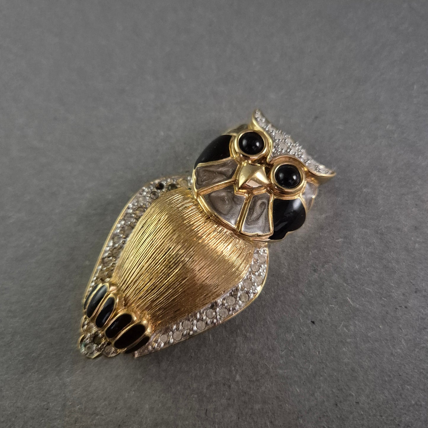 Glitzernde Eulenbrosche im Vintage-Stil – Goldfarbene Emaille & Strass