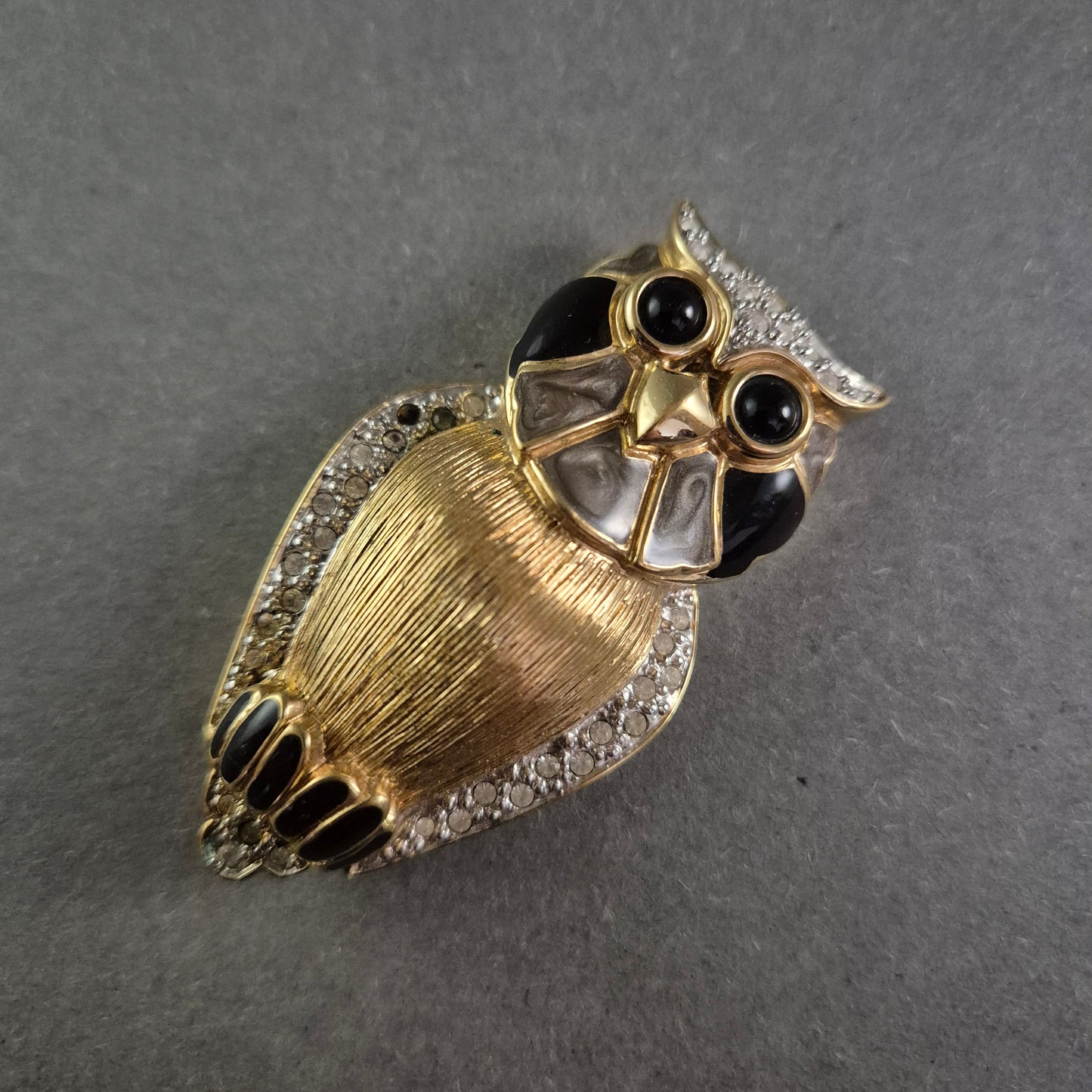 Glitzernde Eulenbrosche im Vintage-Stil – Goldfarbene Emaille & Strass