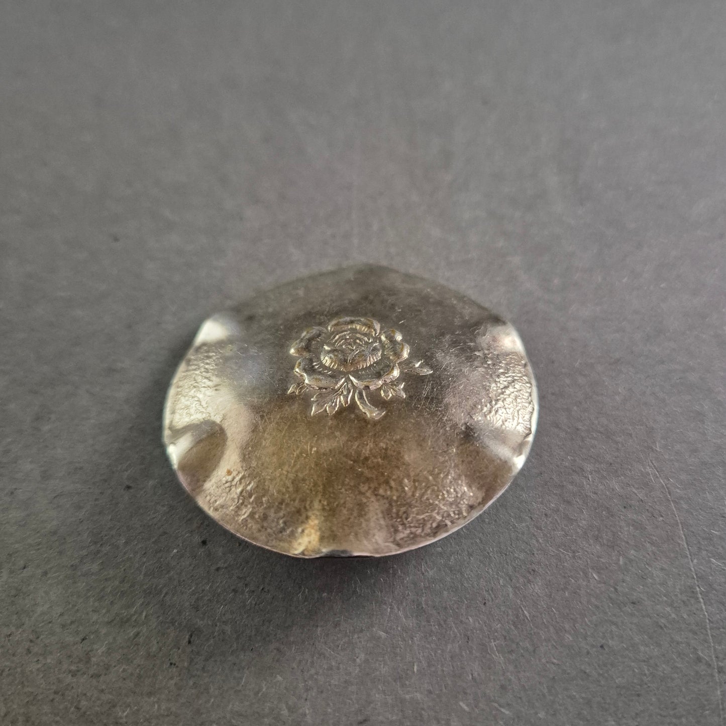 Vintage-Rosenbrosche aus Metall – Rund & handgeprägt in Silberoptik
