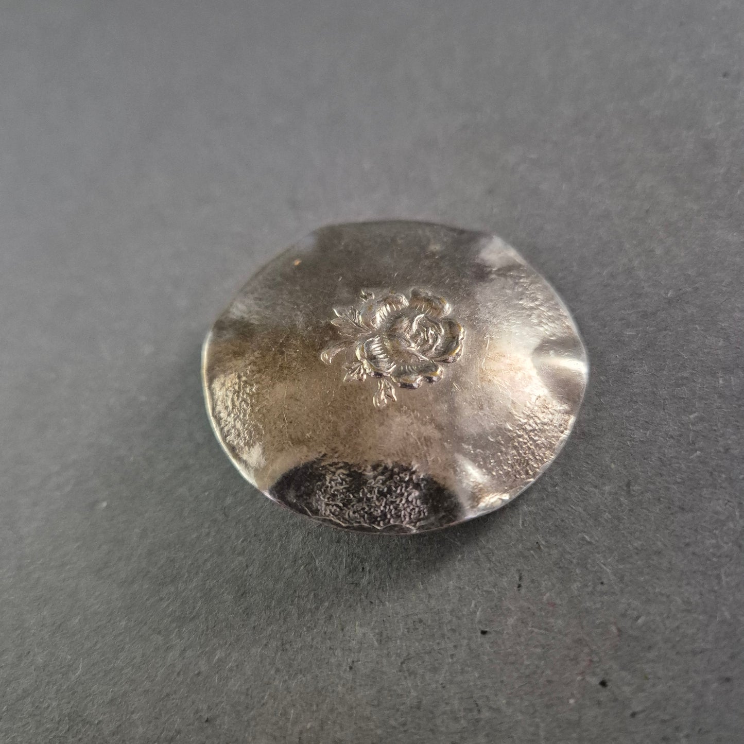 Vintage-Rosenbrosche aus Metall – Rund & handgeprägt in Silberoptik