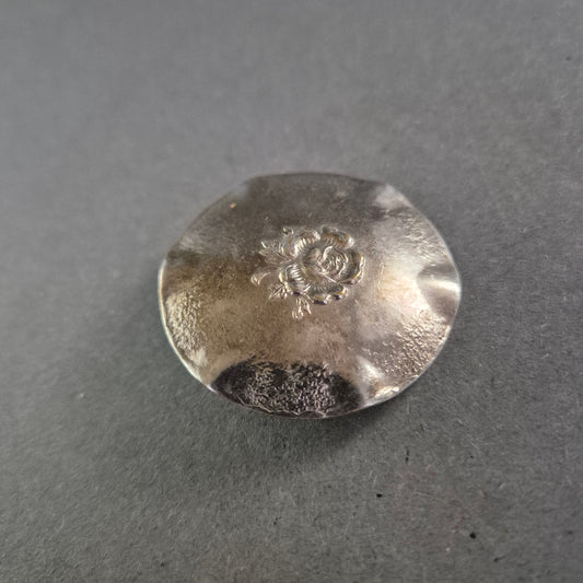 Vintage-Rosenbrosche aus Metall – Rund & handgeprägt in Silberoptik