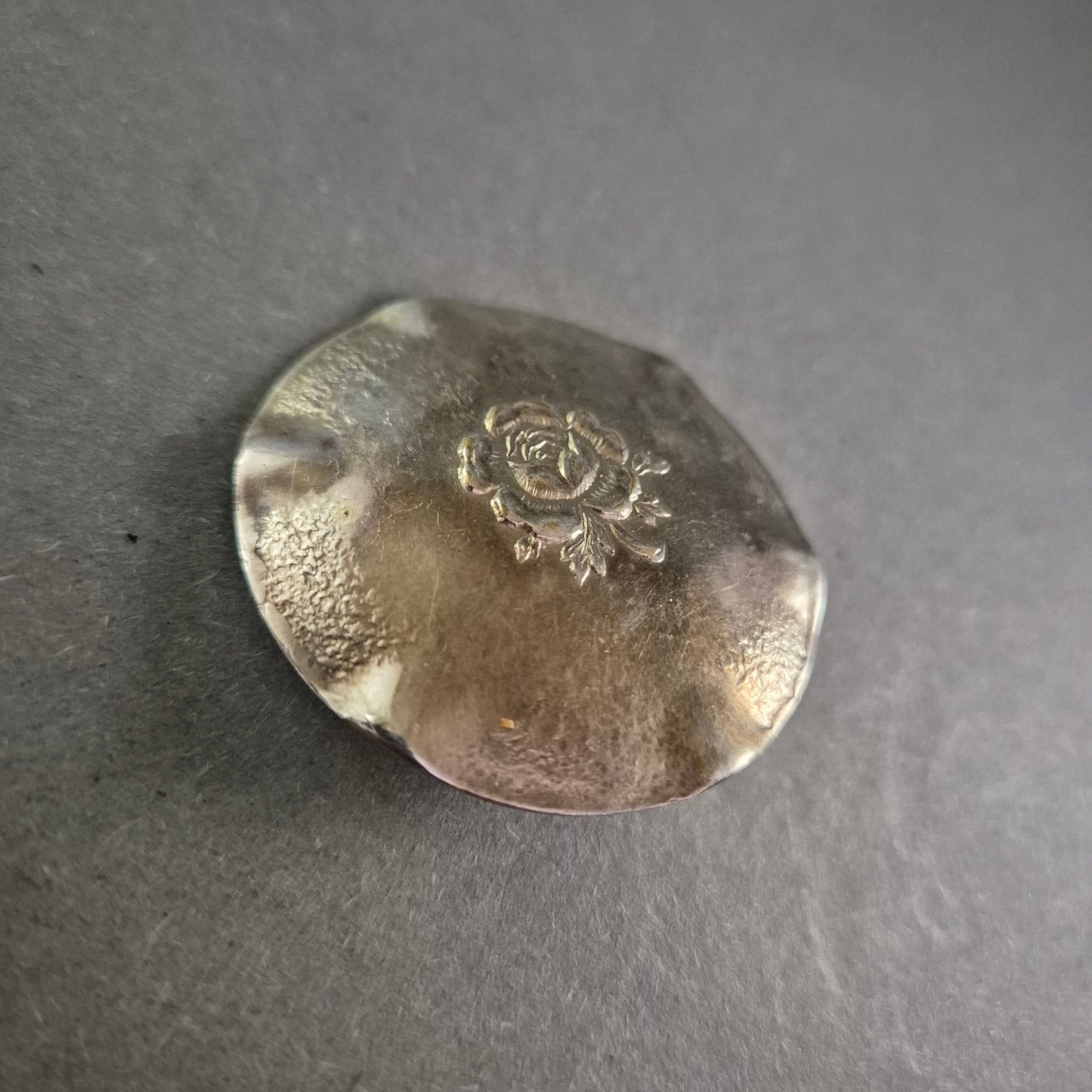 Vintage-Rosenbrosche aus Metall – Rund & handgeprägt in Silberoptik