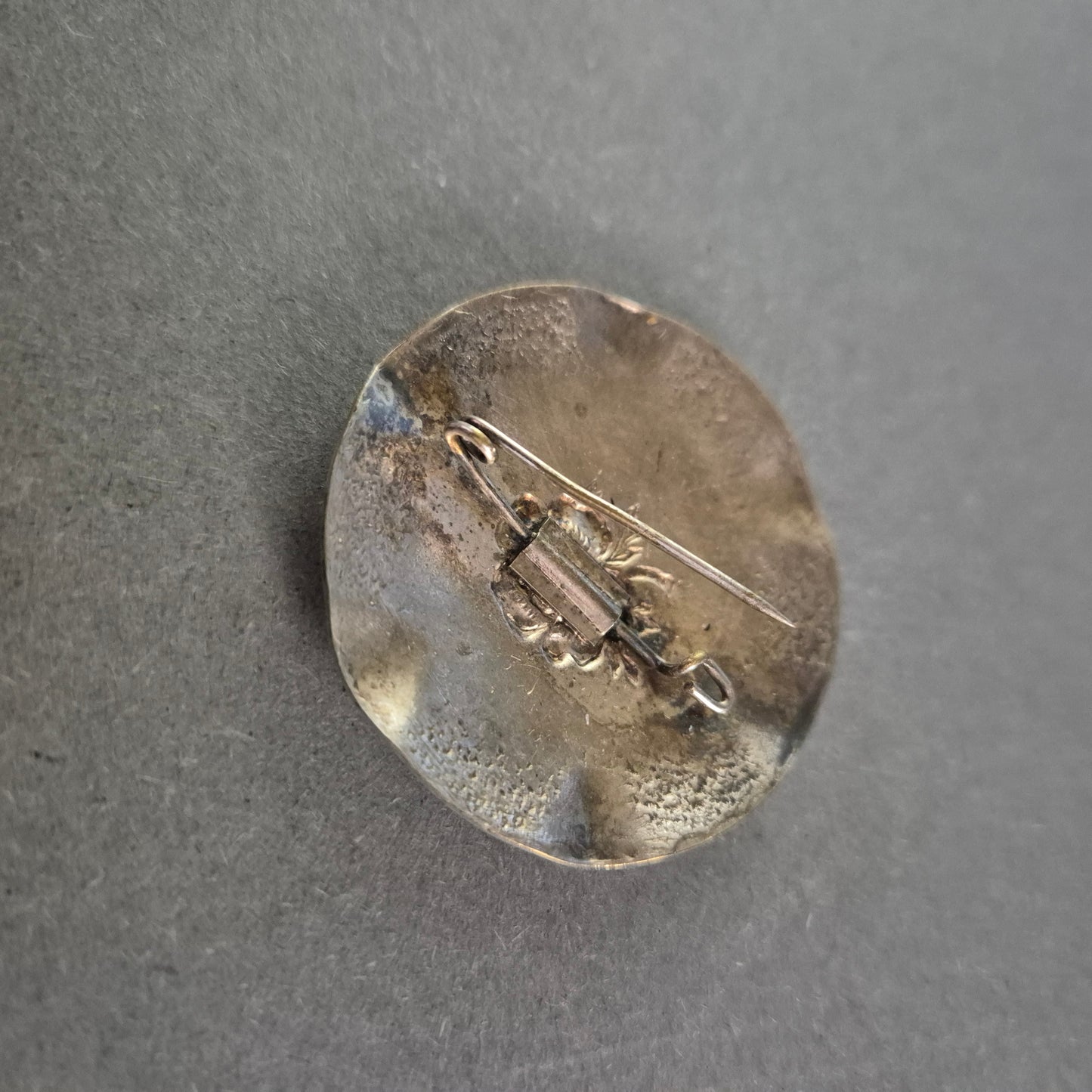 Vintage-Rosenbrosche aus Metall – Rund & handgeprägt in Silberoptik