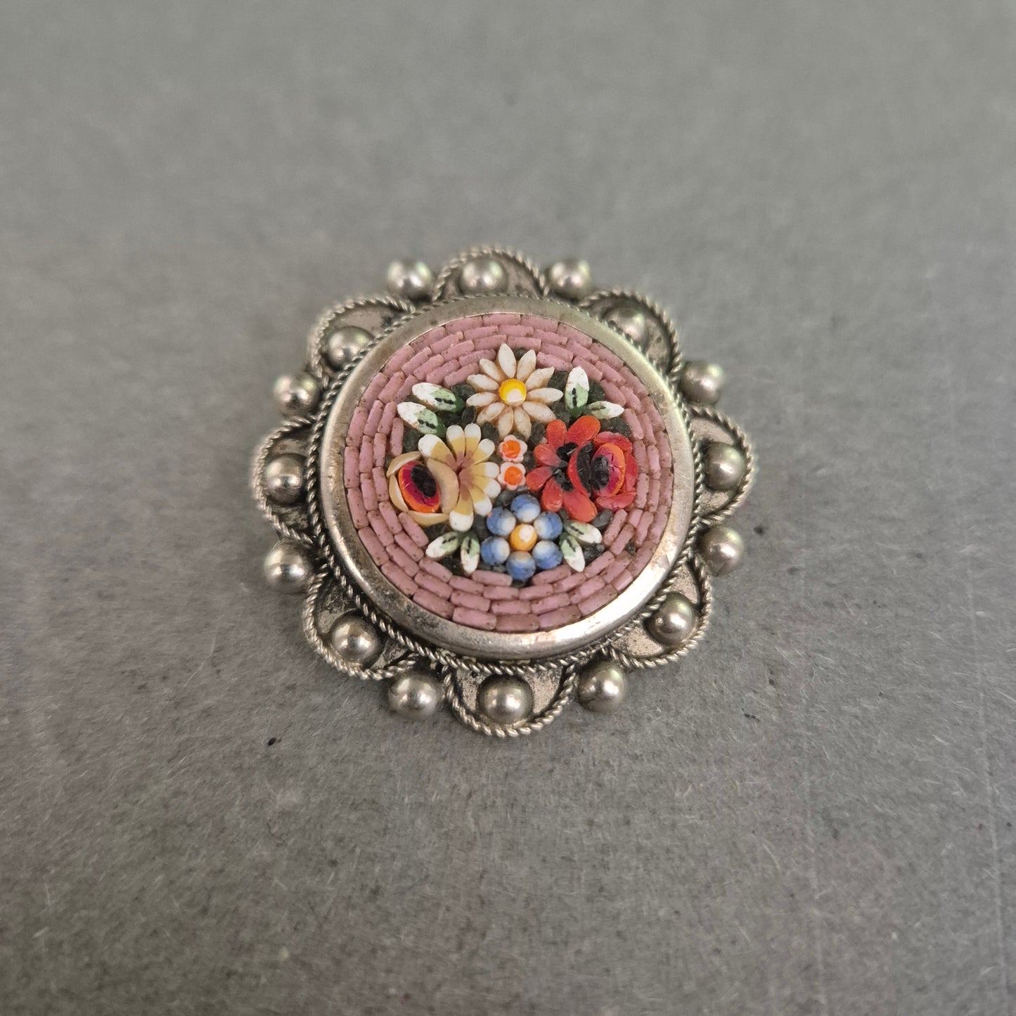 Antike italienische Micro-Mosaik-Brosche – Florales Kunsthandwerk aus Silber