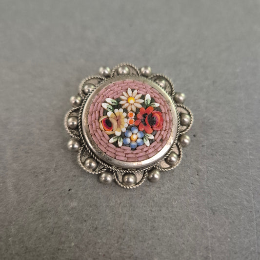 Antike italienische Micro-Mosaik-Brosche – Florales Kunsthandwerk aus Silber