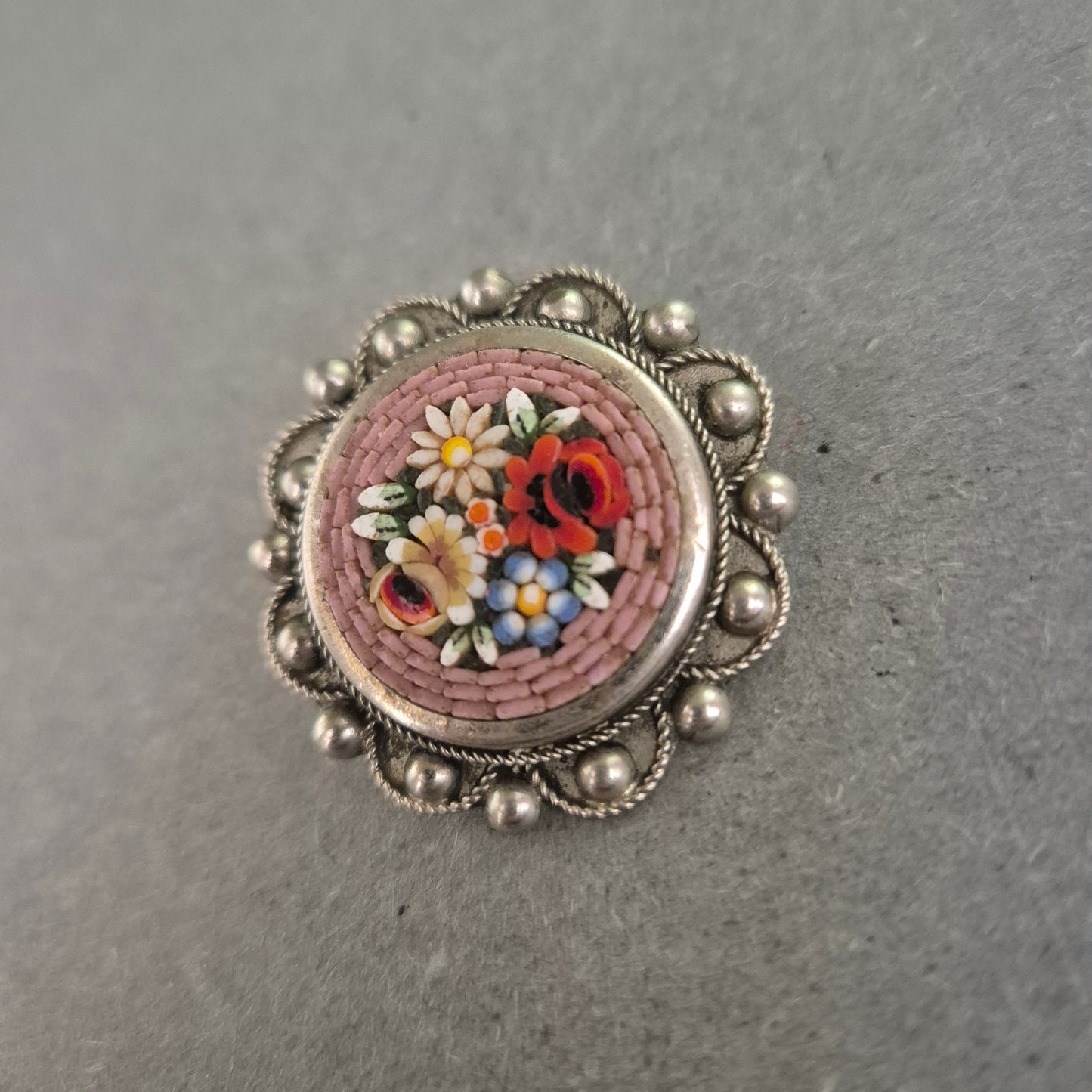 Antike italienische Micro-Mosaik-Brosche – Florales Kunsthandwerk aus Silber