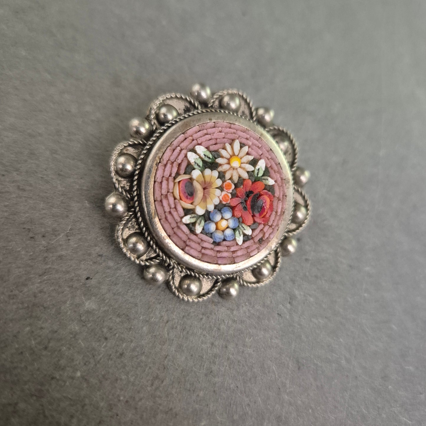 Antike italienische Micro-Mosaik-Brosche – Florales Kunsthandwerk aus Silber