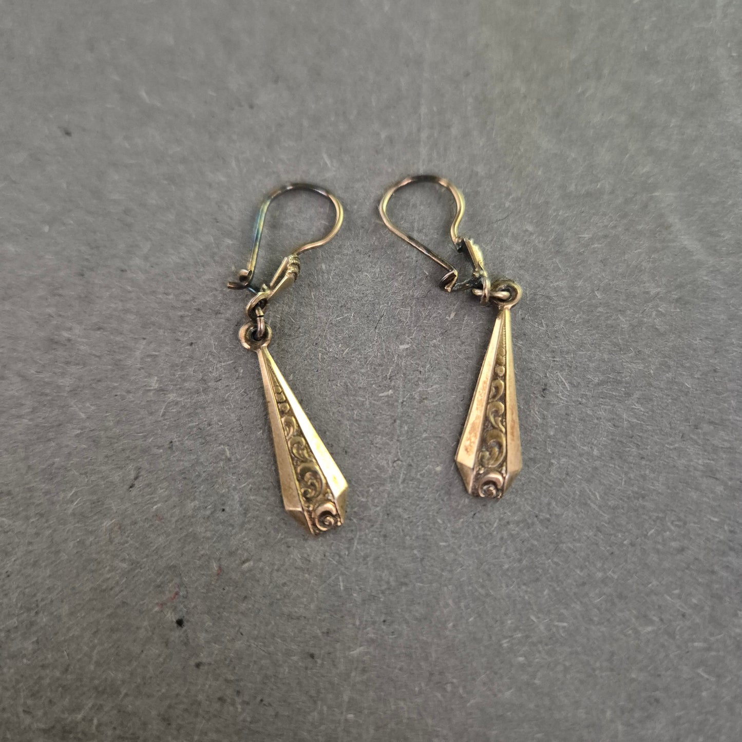 Elegante Vintage-Silberohrhänger – Zeitlose Tropfenform mit Gravur