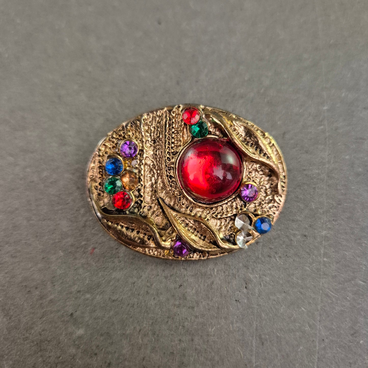 Bunte Vintage-Brosche im Barockstil – Glaskabochon & Strasssteine