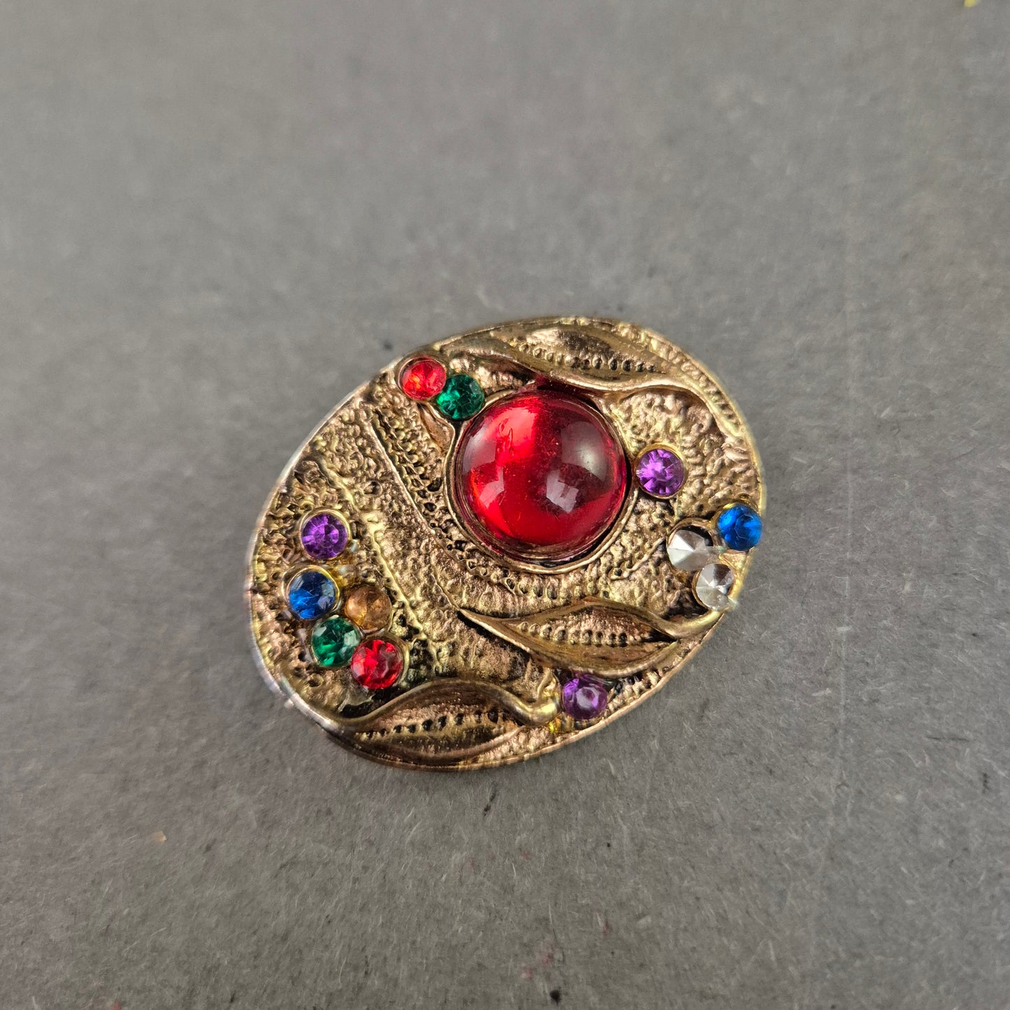 Bunte Vintage-Brosche im Barockstil – Glaskabochon & Strasssteine