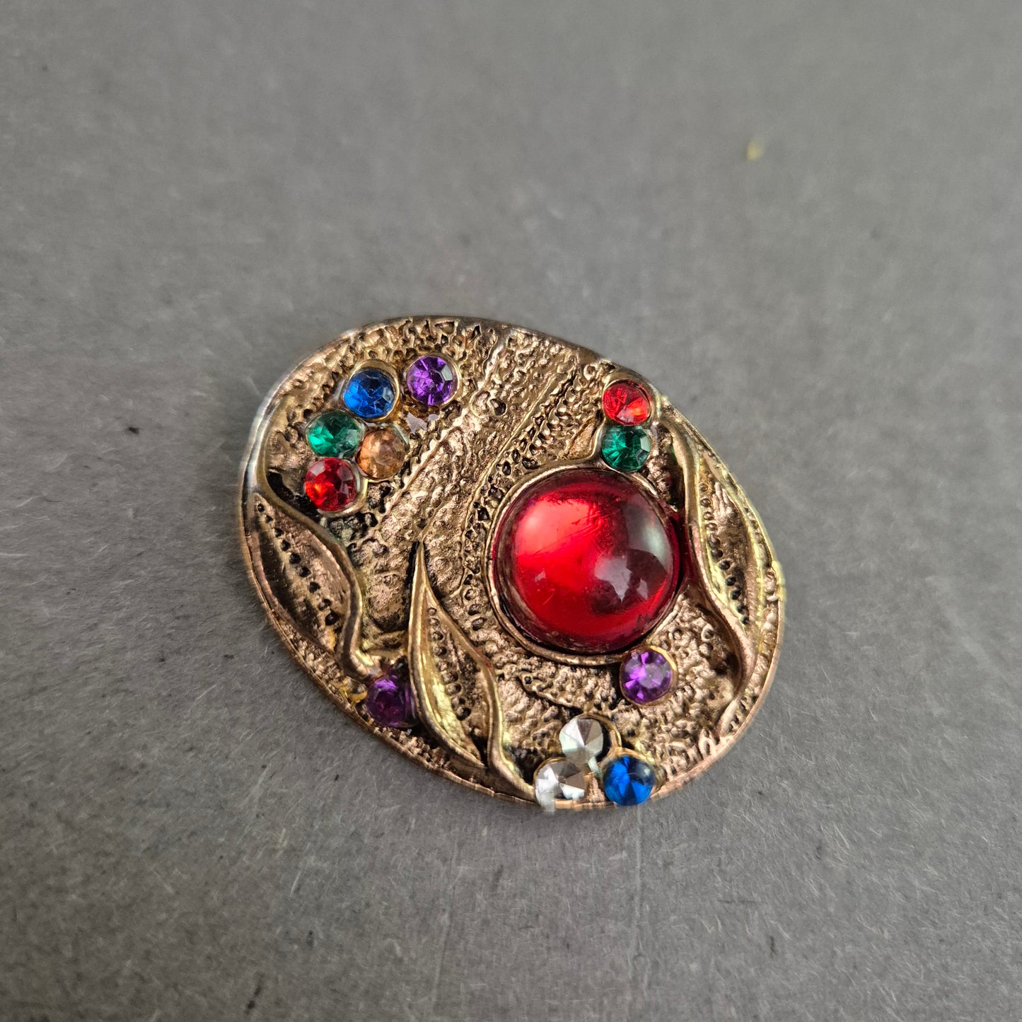 Bunte Vintage-Brosche im Barockstil – Glaskabochon & Strasssteine