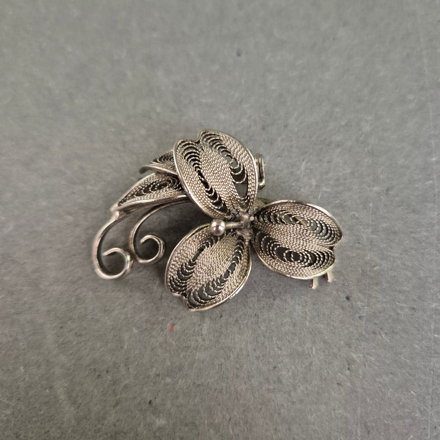 Filigrane Vintage-Silberbrosche – Blumenmotiv in feiner Drahtarbeit