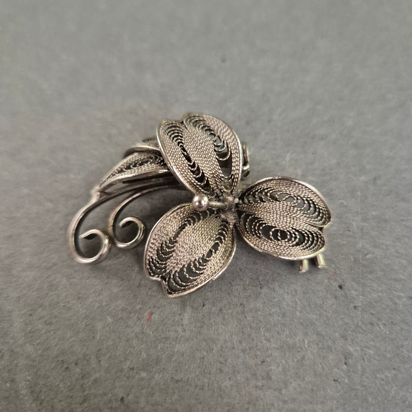 Filigrane Vintage-Silberbrosche – Blumenmotiv in feiner Drahtarbeit