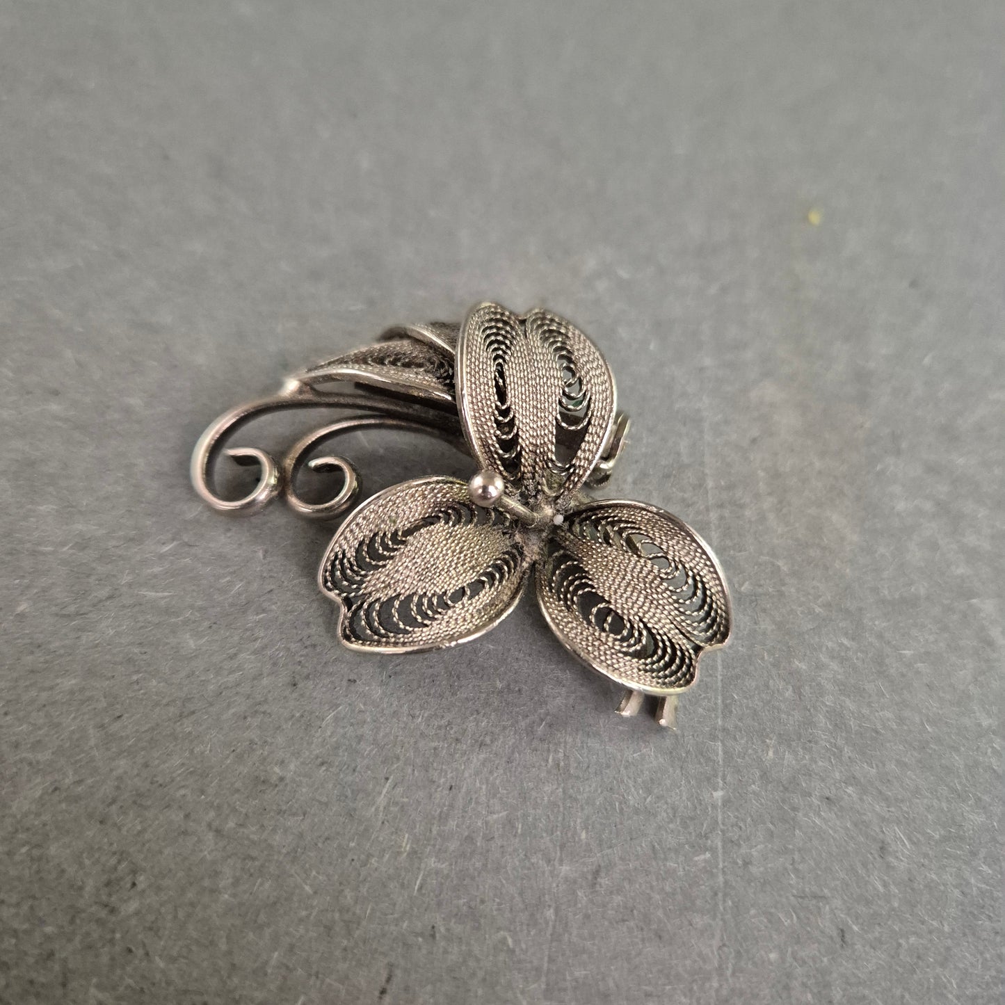 Filigrane Vintage-Silberbrosche – Blumenmotiv in feiner Drahtarbeit