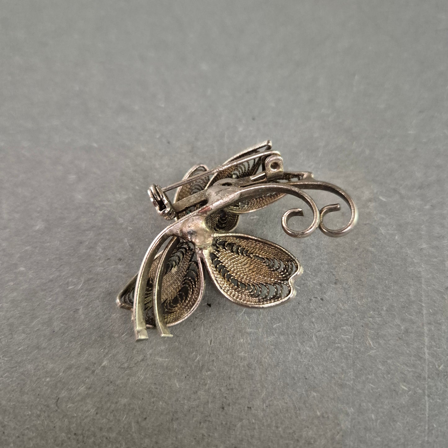 Filigrane Vintage-Silberbrosche – Blumenmotiv in feiner Drahtarbeit