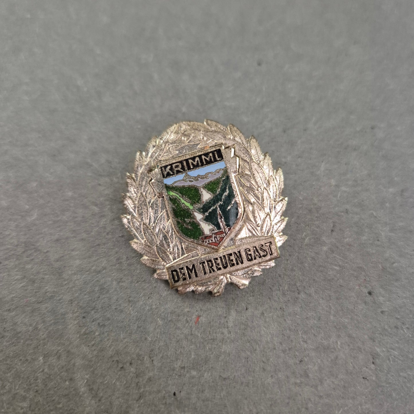 Anstecknadel „Krimml – Dem treuen Gast“ – Souvenir aus Österreich