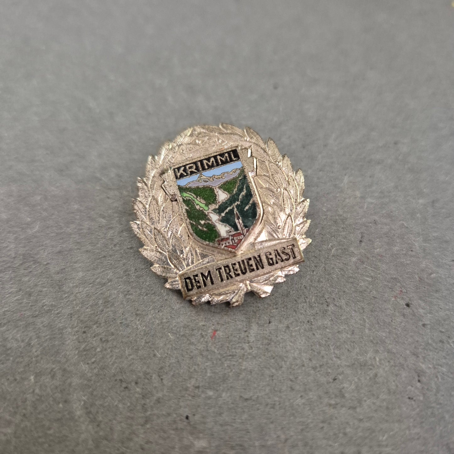 Anstecknadel „Krimml – Dem treuen Gast“ – Souvenir aus Österreich