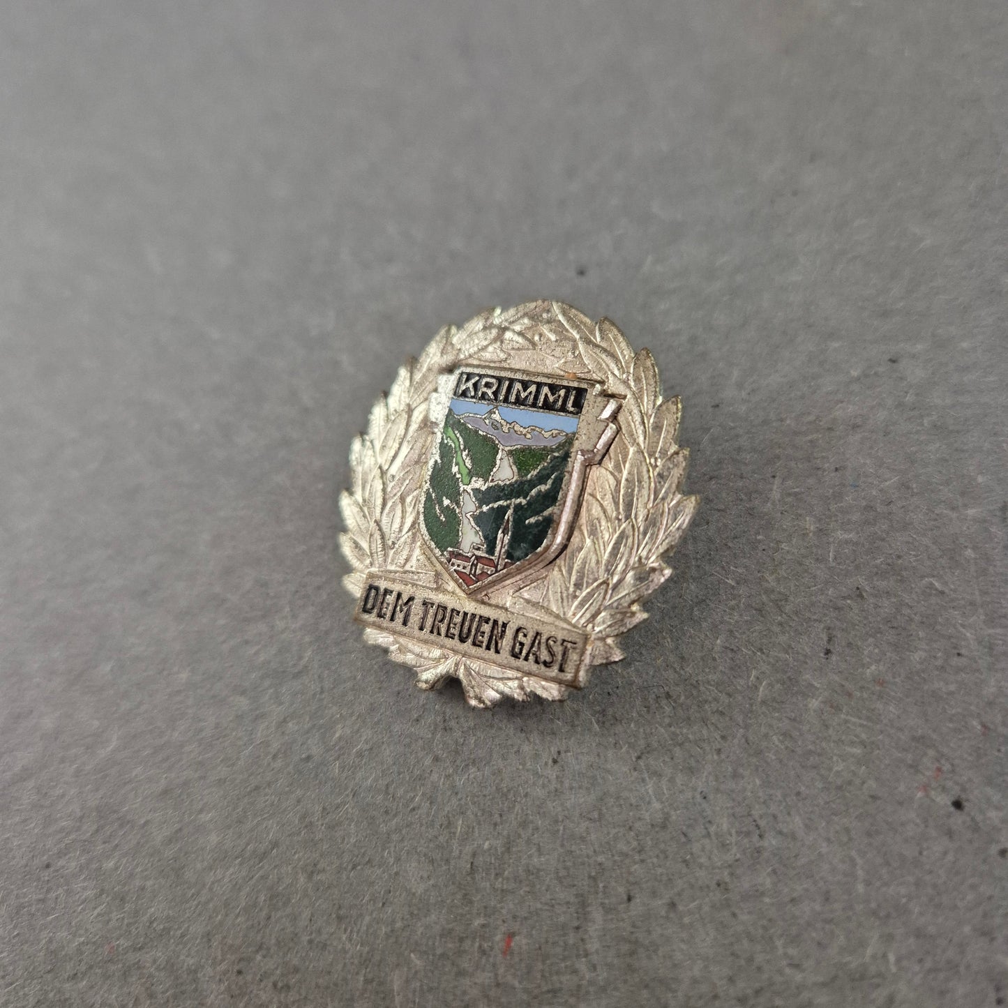 Anstecknadel „Krimml – Dem treuen Gast“ – Souvenir aus Österreich