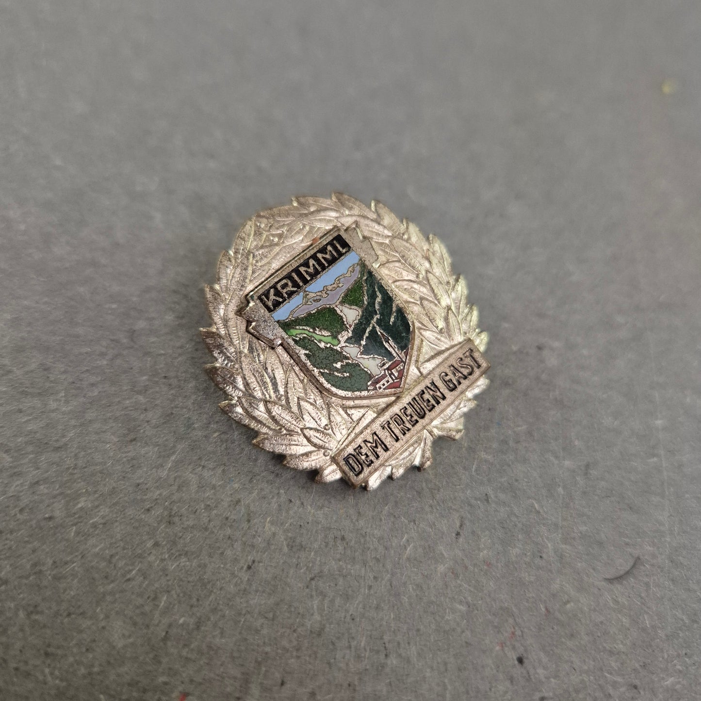 Anstecknadel „Krimml – Dem treuen Gast“ – Souvenir aus Österreich