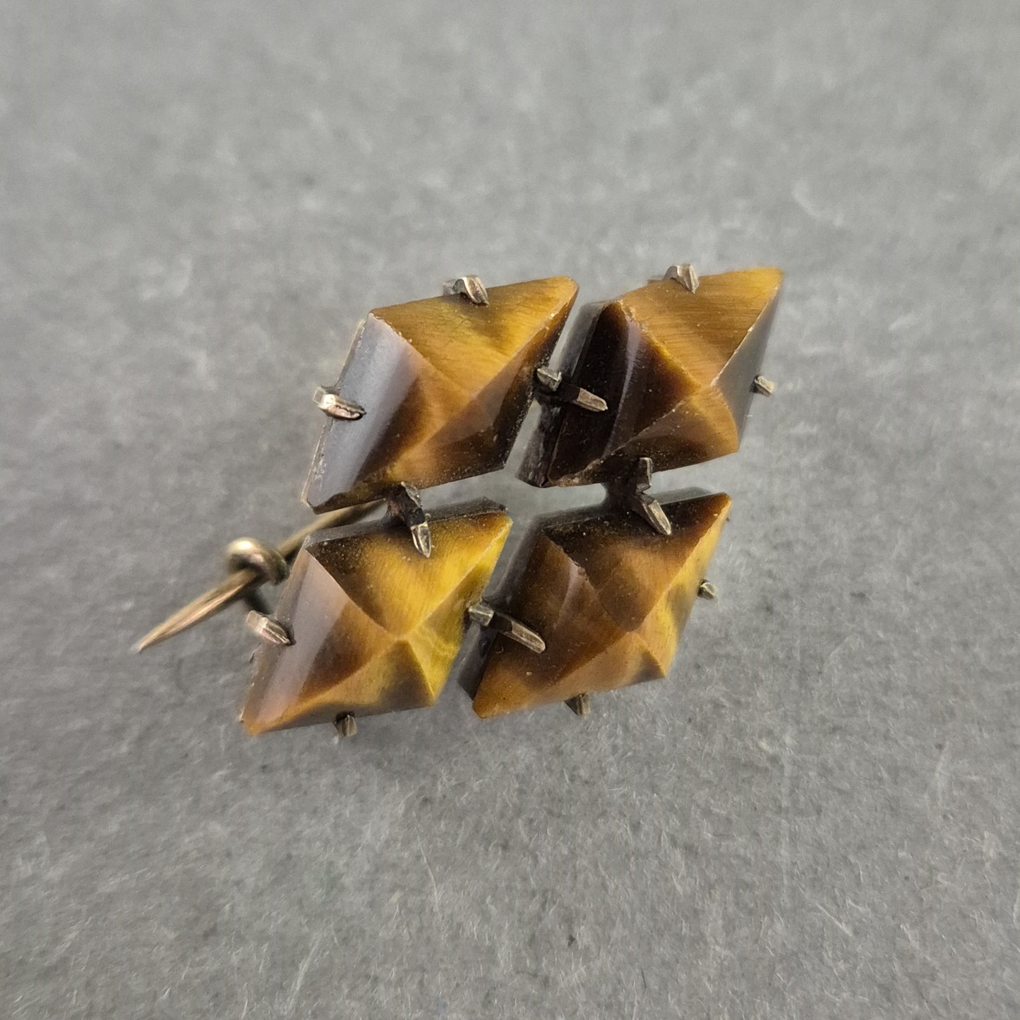 Vintage-Brosche mit Tigerauge – Geometrischer Look in Bronze-Fassung