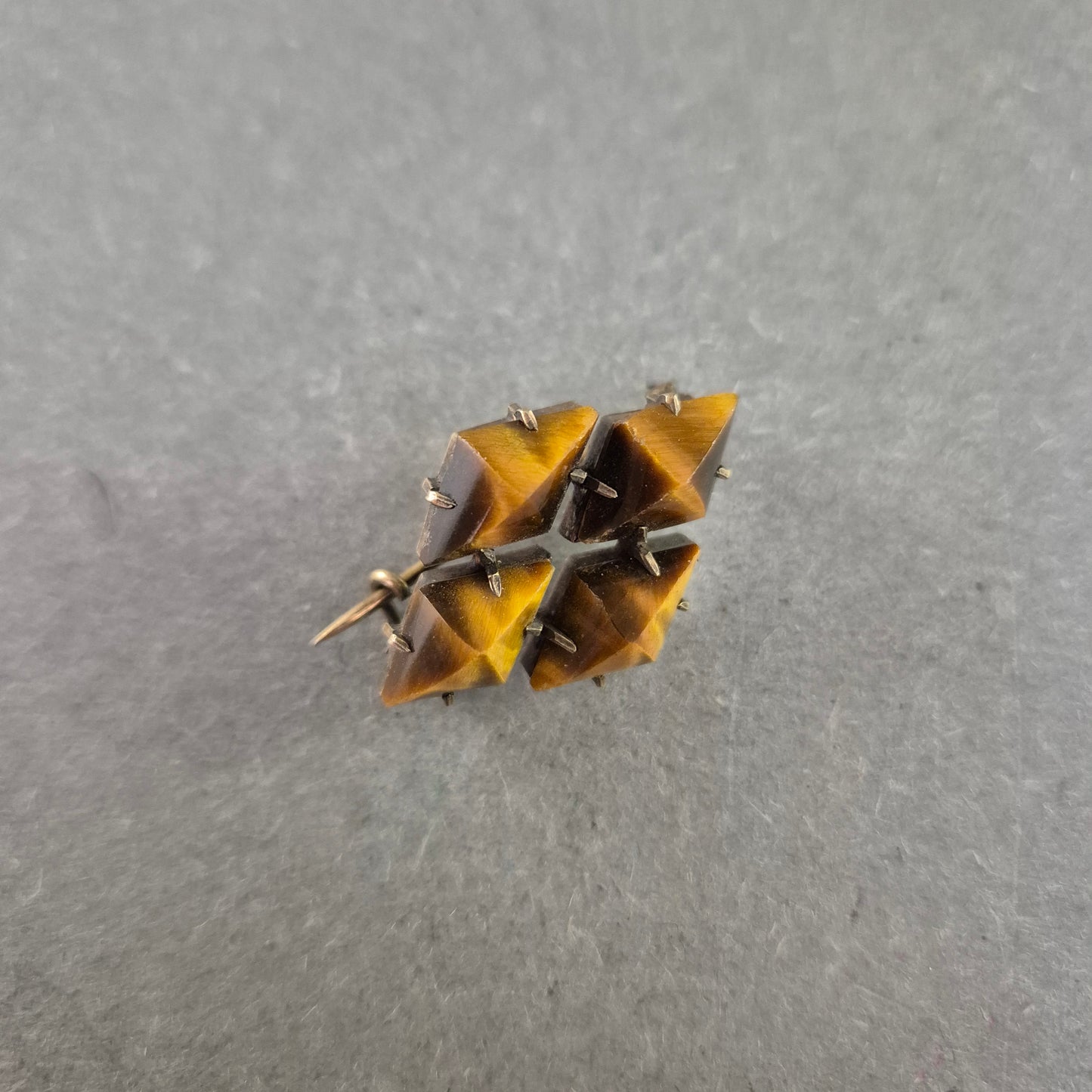 Vintage-Brosche mit Tigerauge – Geometrischer Look in Bronze-Fassung