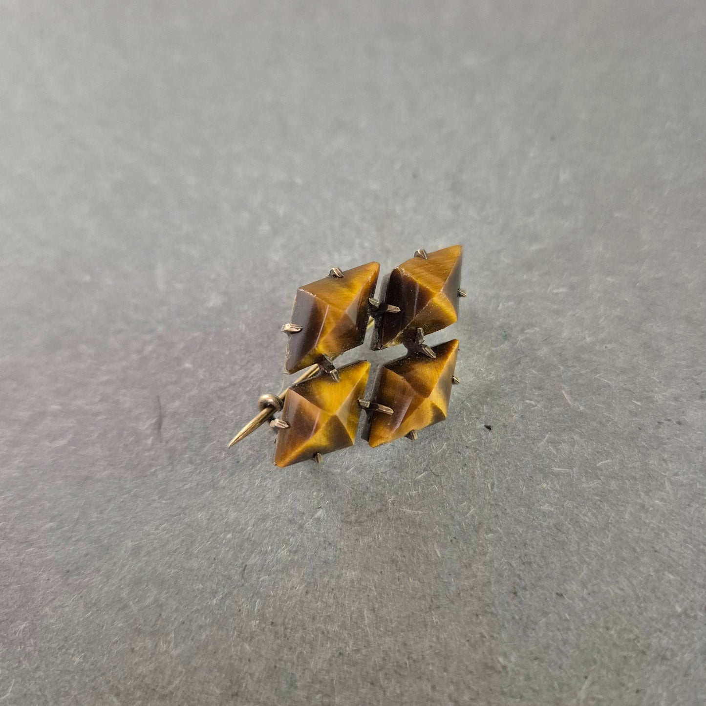 Vintage-Brosche mit Tigerauge – Geometrischer Look in Bronze-Fassung