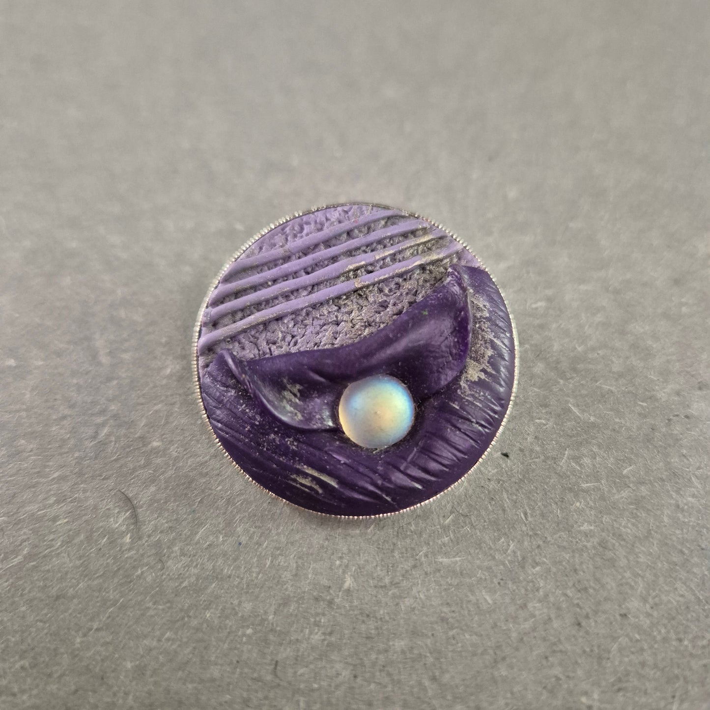 Moderne runde Brosche in Violett – Abstraktes Design mit Perlglanz