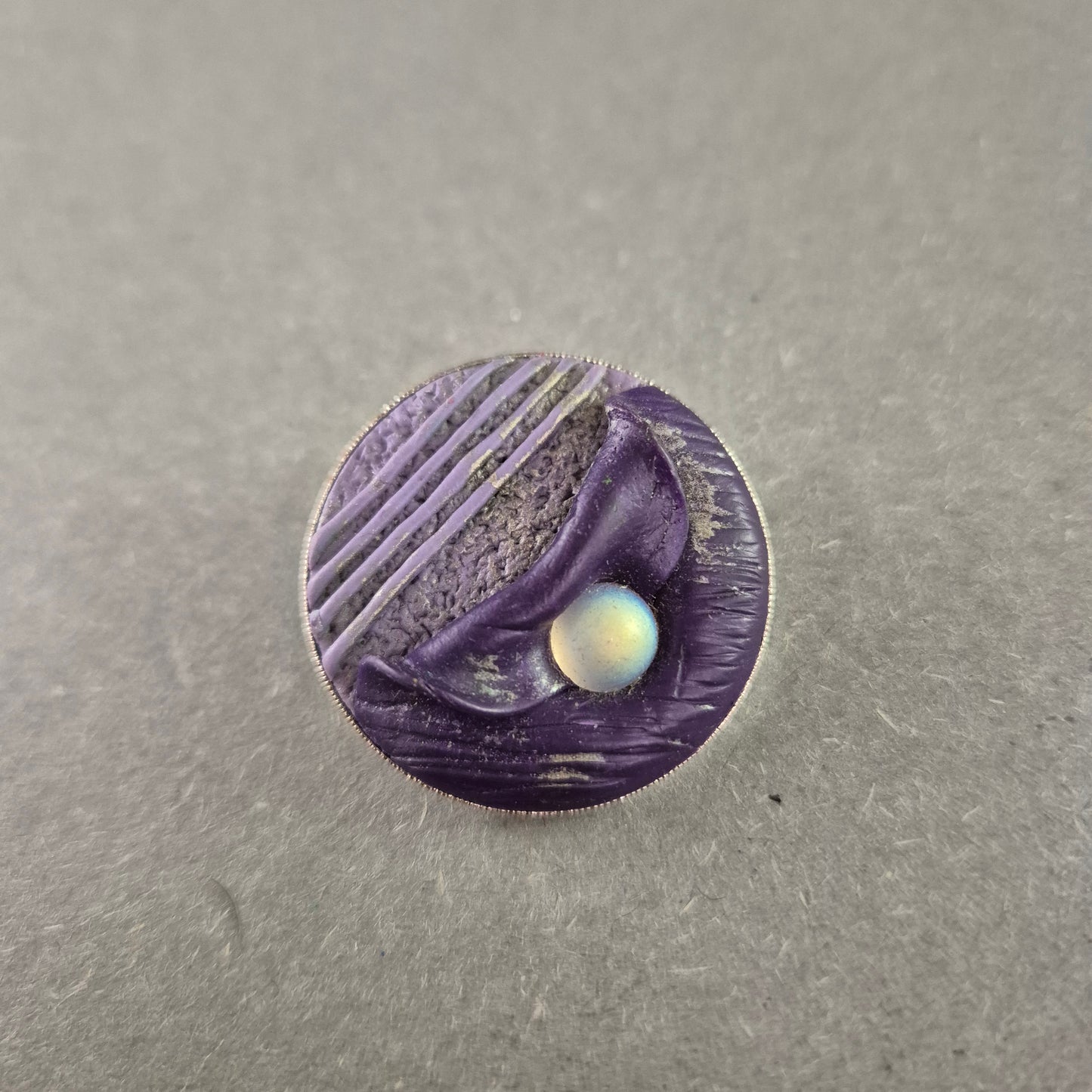 Moderne runde Brosche in Violett – Abstraktes Design mit Perlglanz