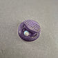 Moderne runde Brosche in Violett – Abstraktes Design mit Perlglanz