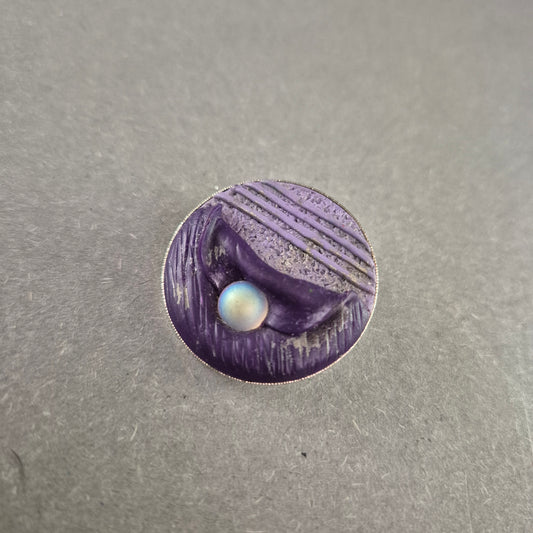Moderne runde Brosche in Violett – Abstraktes Design mit Perlglanz