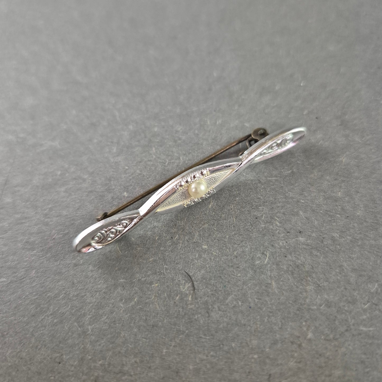 Elegante Silberbrosche mit Perle – Zeitloses Design im Art-Déco-Stil