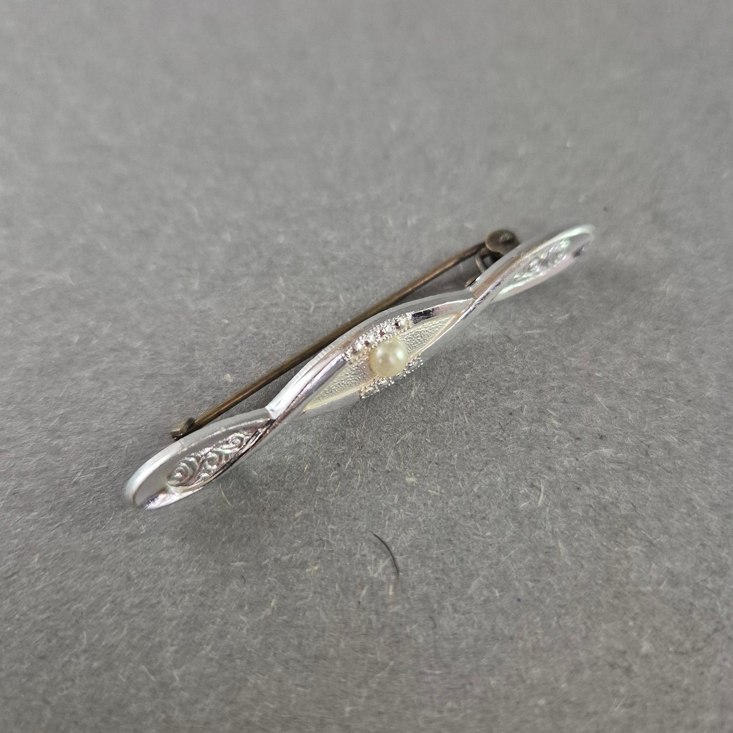 Elegante Silberbrosche mit Perle – Zeitloses Design im Art-Déco-Stil