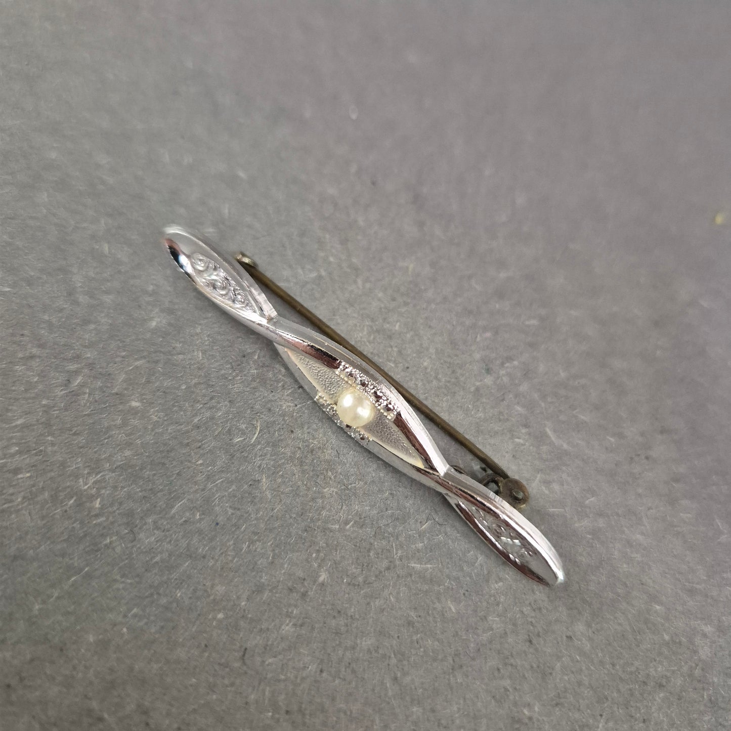 Elegante Silberbrosche mit Perle – Zeitloses Design im Art-Déco-Stil