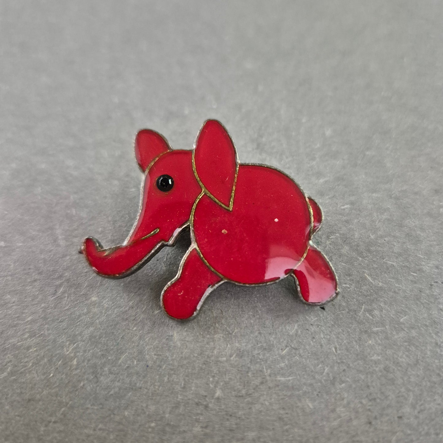 Bunte Emaille-Brosche „Roter Elefant“ – Verspielter Tiermotiv-Pin