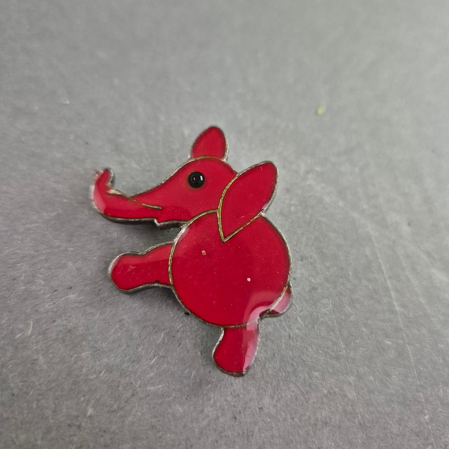 Bunte Emaille-Brosche „Roter Elefant“ – Verspielter Tiermotiv-Pin