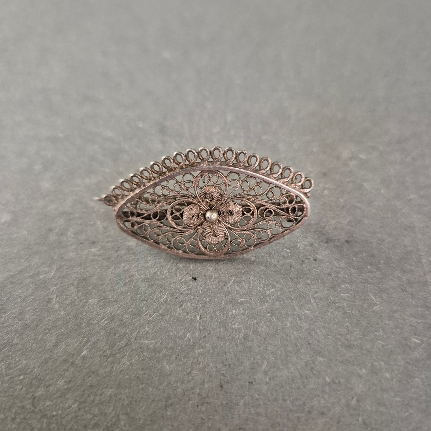 Filigrane Vintage-Silberbrosche – Blumenmotiv im Tropfendesign