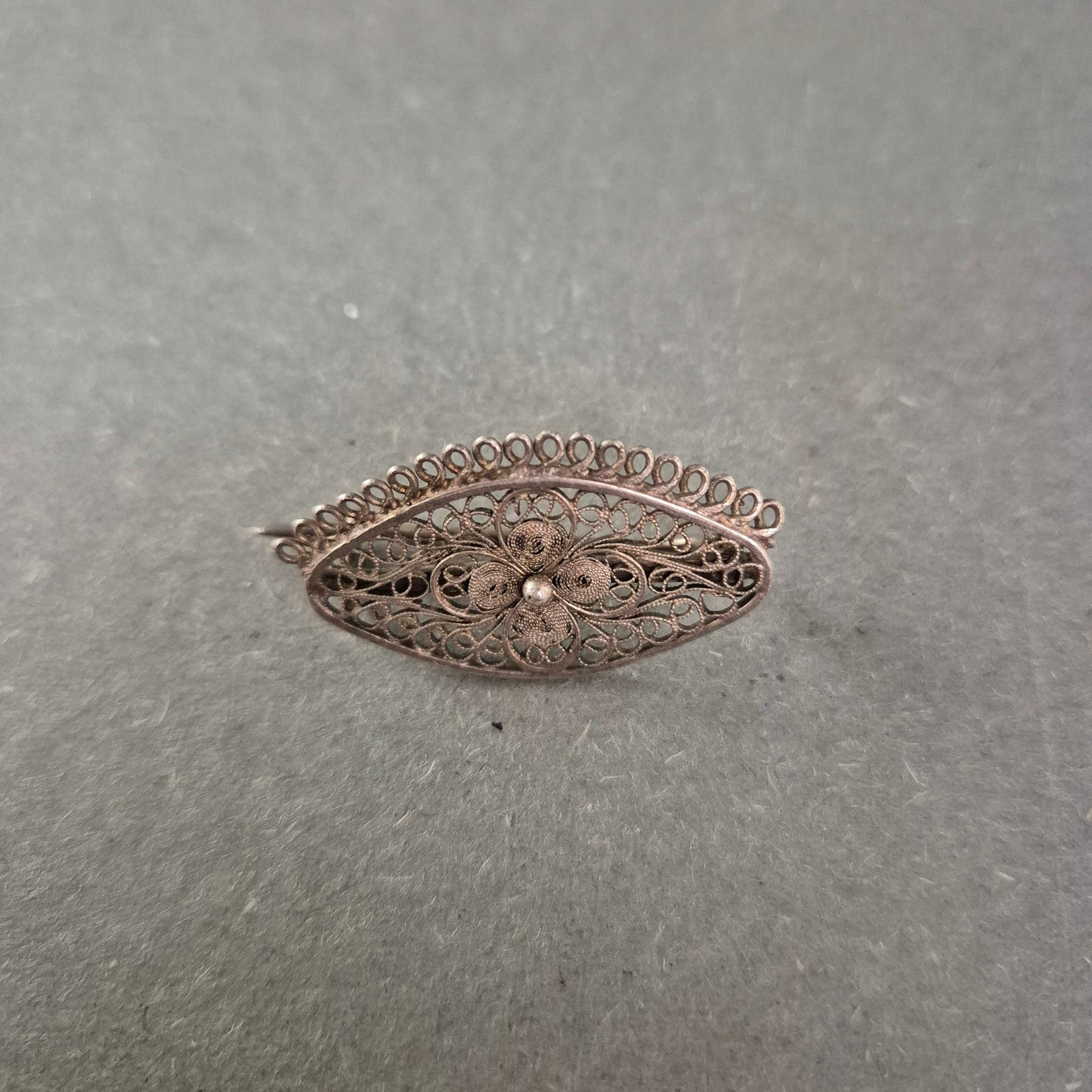 Filigrane Vintage-Silberbrosche – Blumenmotiv im Tropfendesign