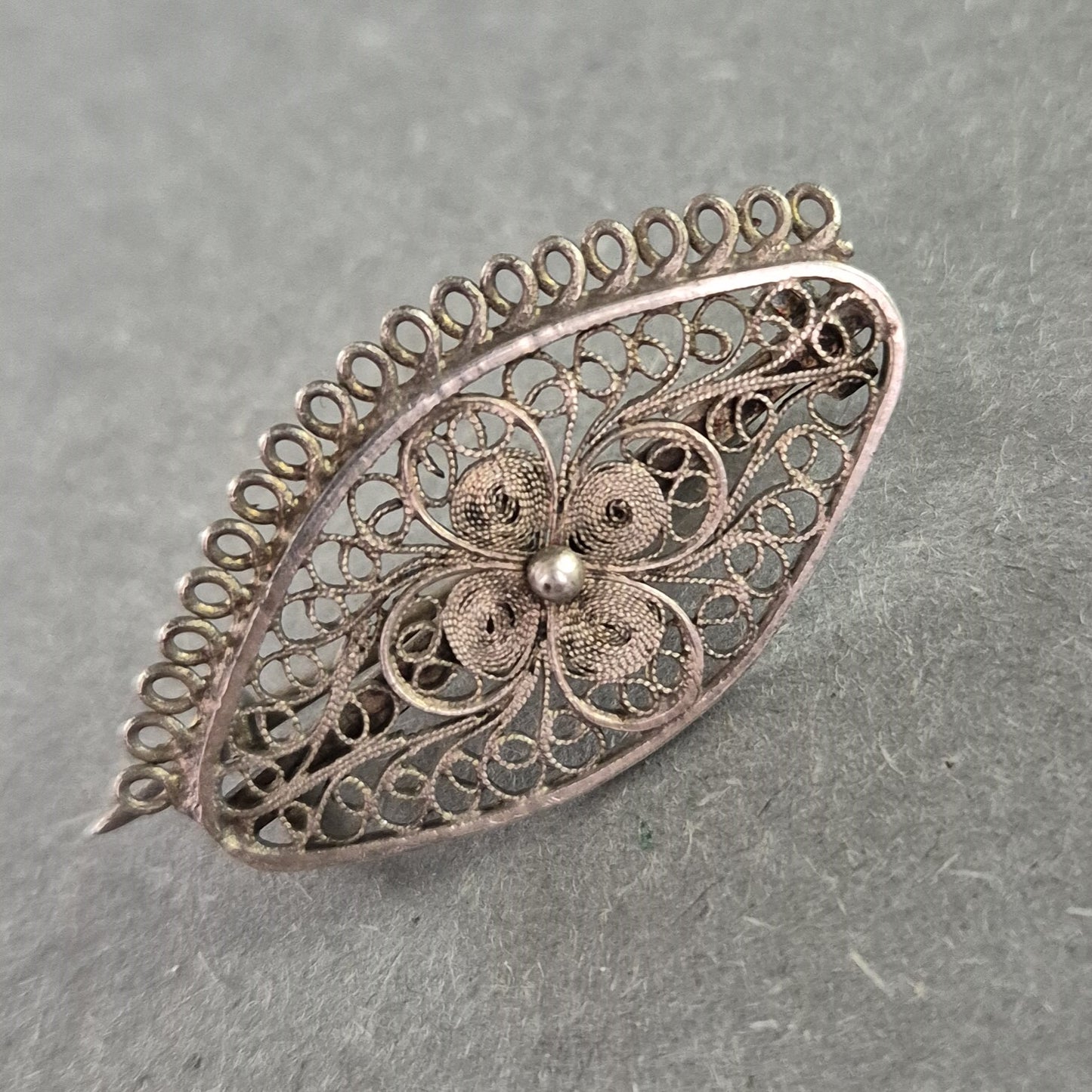 Filigrane Vintage-Silberbrosche – Blumenmotiv im Tropfendesign