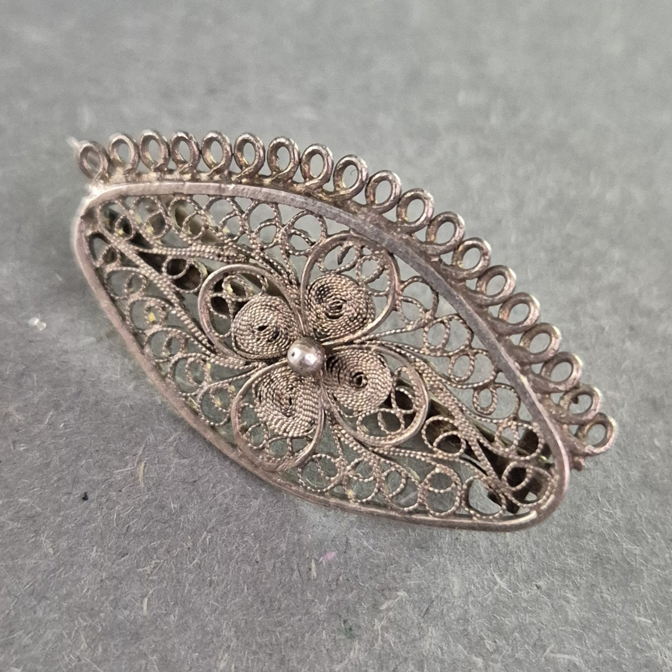 Filigrane Vintage-Silberbrosche – Blumenmotiv im Tropfendesign