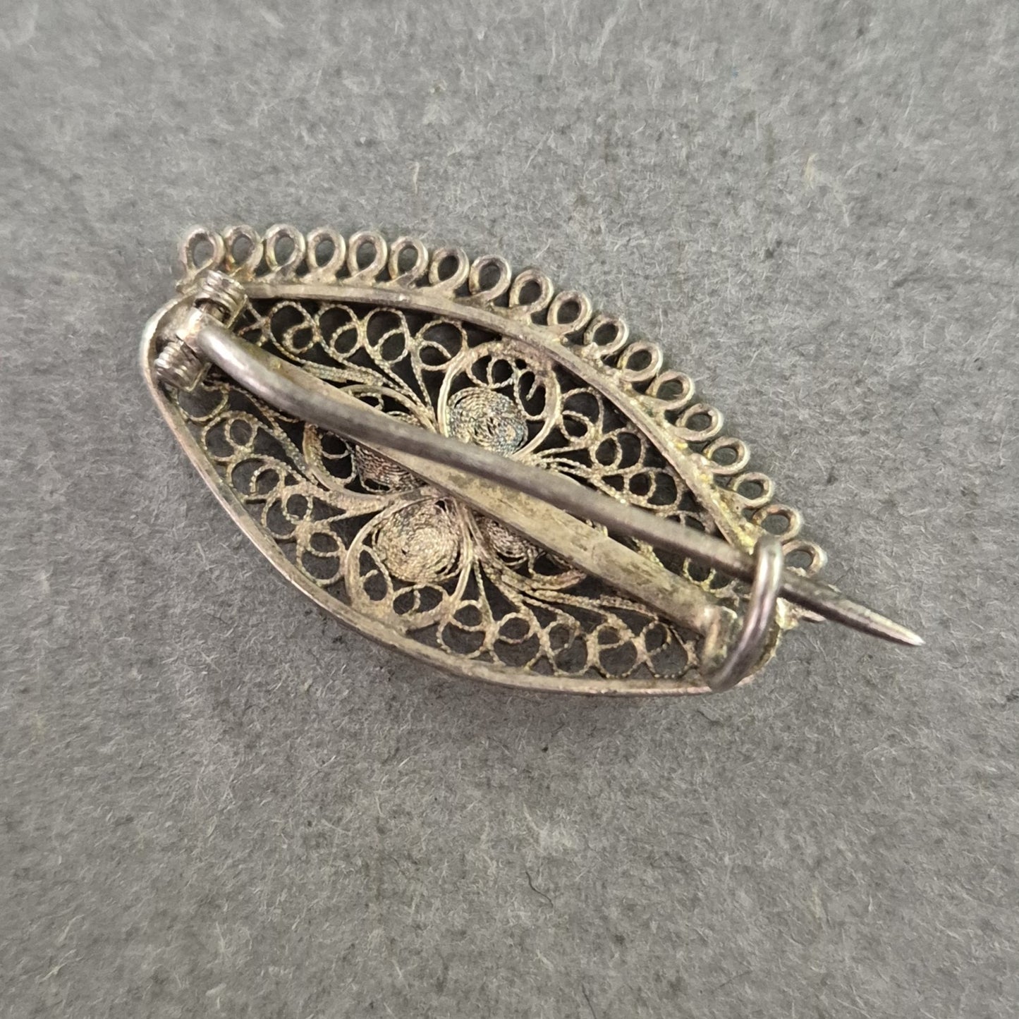 Filigrane Vintage-Silberbrosche – Blumenmotiv im Tropfendesign