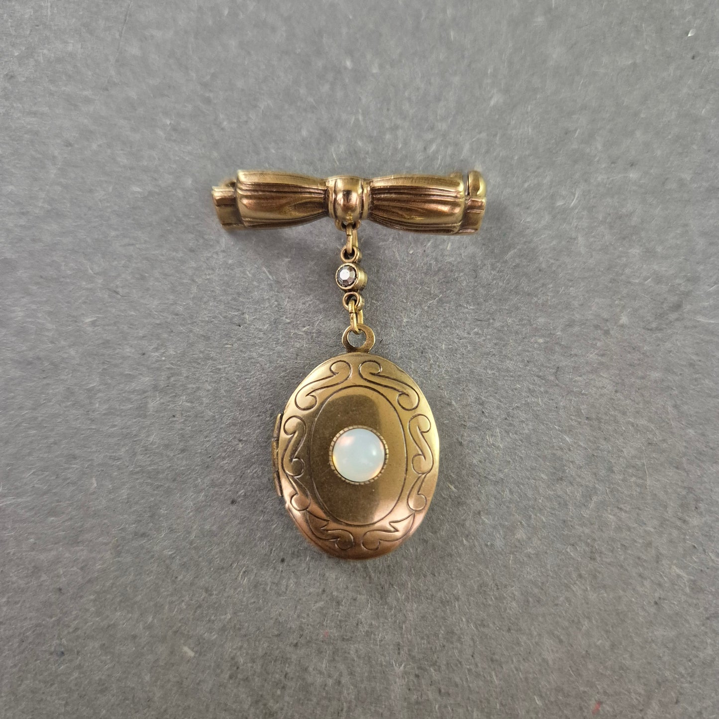 Antike Schleifen-Brosche mit Medaillon – Opaloptik & Fotofach