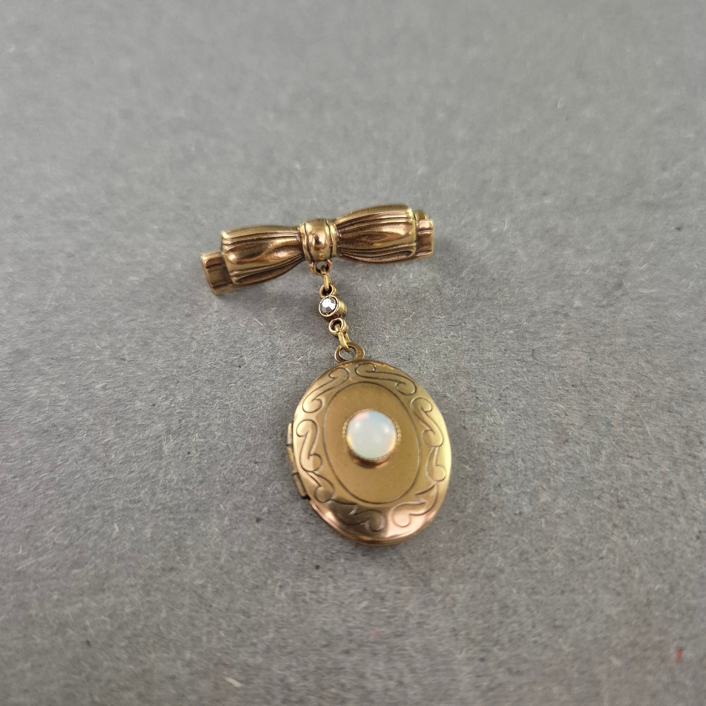 Antike Schleifen-Brosche mit Medaillon – Opaloptik & Fotofach