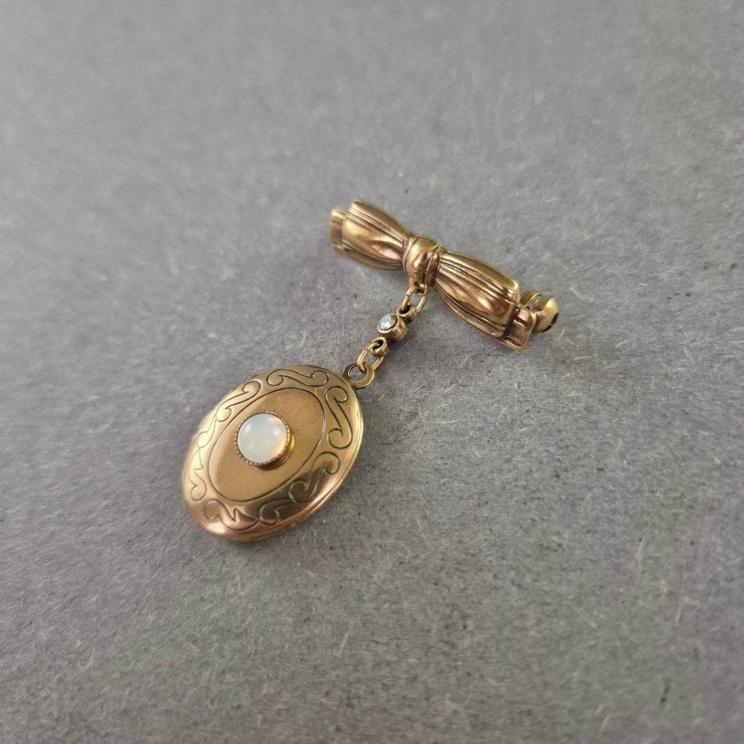 Antike Schleifen-Brosche mit Medaillon – Opaloptik & Fotofach