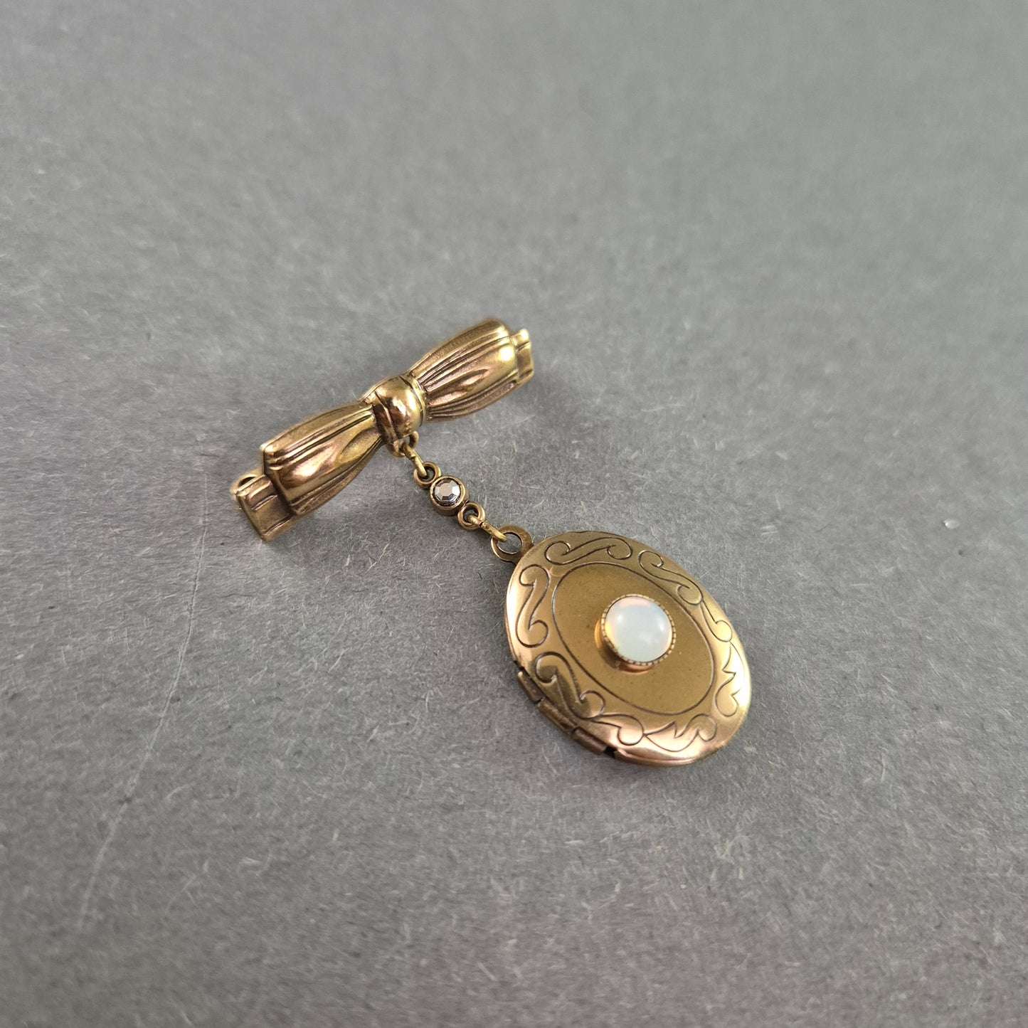 Antike Schleifen-Brosche mit Medaillon – Opaloptik & Fotofach