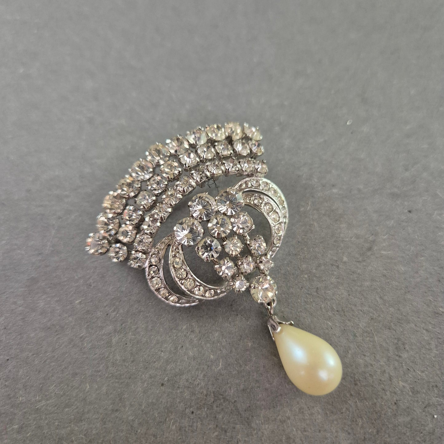Glamouröse Vintage-Brosche mit Strass und Tropfenperle