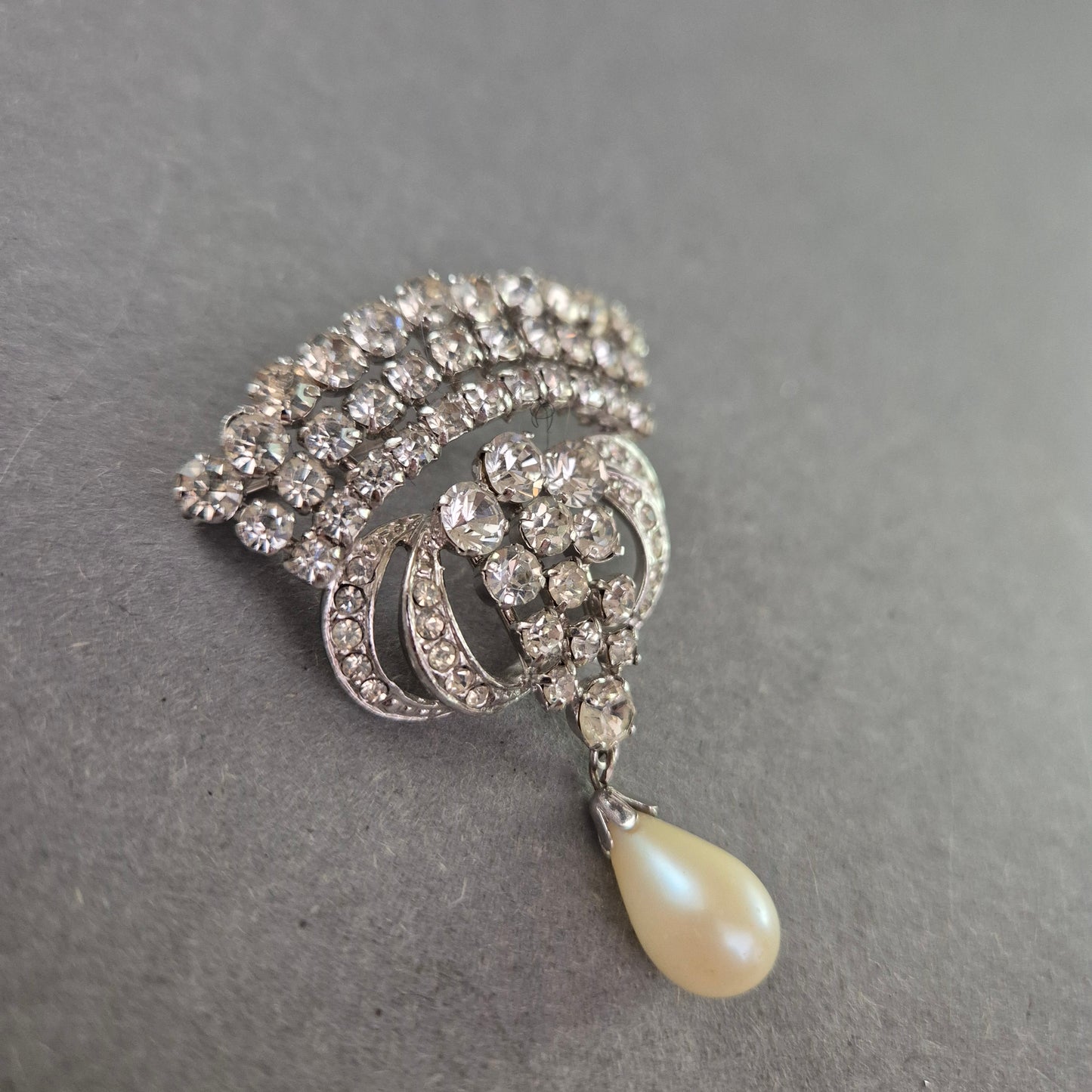 Glamouröse Vintage-Brosche mit Strass und Tropfenperle